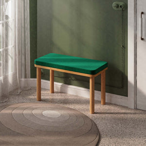 Dorrin Bench 80 x 38 cm, zümrüt kadife döşeme, masif kayın gövde, ev ortamında kullanım görünümü
