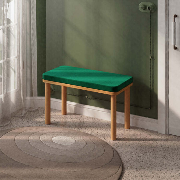Dorrin Bench 80 x 38 cm, zümrüt kadife döşeme, masif kayın gövde, ev ortamında kullanım görünümü