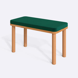 Dorrin Bench 80 x 38 cm, zümrüt kadife döşeme, masif kayın gövde, beyaz zeminde üç çeyrek açıdan çekim