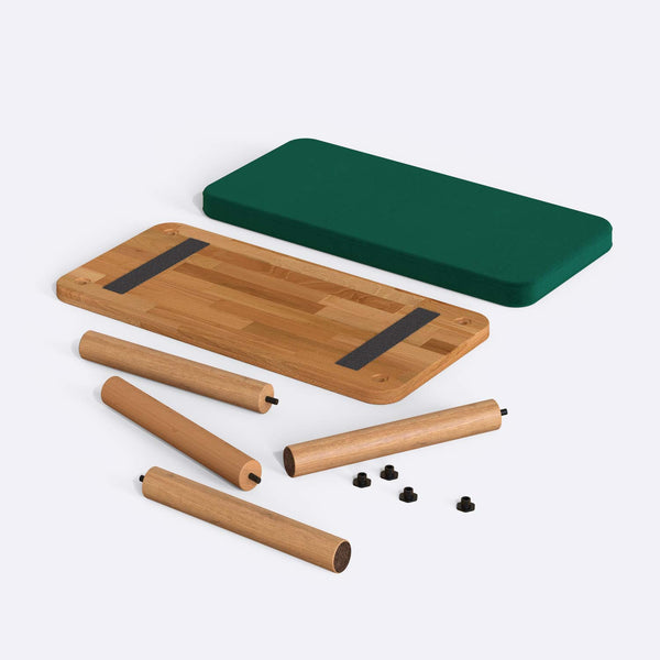 Dorrin Bench 80 x 38 cm, zümrüt kadife döşeme, masif kayın gövde, beyaz zeminde önden stüdyo çekimi
