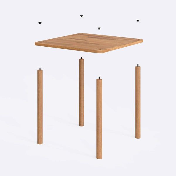 Gisa Yemek Masası parçalarına ayrılmış montaj görünümü: masif kayın tabla, ayaklar ve bağlantı vidaları