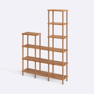 Kaya Kitaplık 120 x 28 cm, %100 masif kayın, doğal ahşap dokusu, beyaz zeminde üç çeyrek açıdan stüdyo çekimi