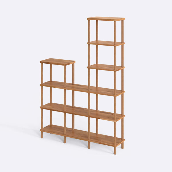 Kaya Kitaplık 120 x 28 cm, %100 masif kayın, doğal ahşap dokusu, beyaz zeminde üç çeyrek açıdan stüdyo çekimi