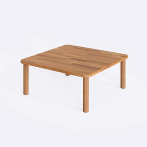 Suin Kare Sehpa 78 x 78 cm, %100 masif kayın, doğal ahşap dokusu, beyaz zeminde üç çeyrek açıdan stüdyo çekimi