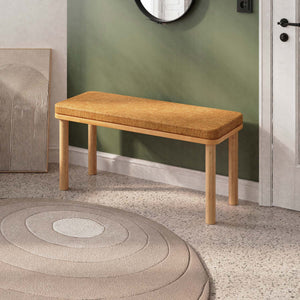 Dorrin Bench 100 x 38 cm, badem keten döşeme, masif kayın gövde, ev ortamında kullanım görünümü