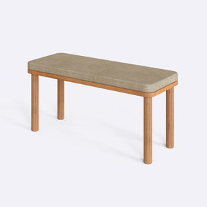 Dorrin Bench 100 x 38 cm, kum keten döşeme, masif kayın gövde, beyaz zeminde üç çeyrek açıdan çekim