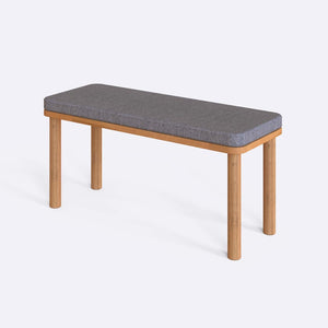 Dorrin Bench 100 x 38 cm, gri keten döşeme, masif kayın gövde, beyaz zeminde üç çeyrek açıdan çekim