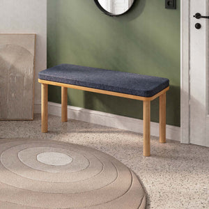Dorrin Bench 100 x 38 cm, lacivert keten döşeme, masif kayın gövde, ev ortamında kullanım görünümü