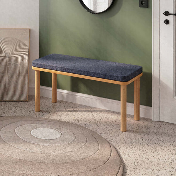 Dorrin Bench 100 x 38 cm, lacivert keten döşeme, masif kayın gövde, ev ortamında kullanım görünümü