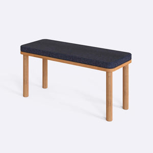 Dorrin Bench 100 x 38 cm, lacivert keten döşeme, masif kayın gövde, beyaz zeminde üç çeyrek açıdan çekim