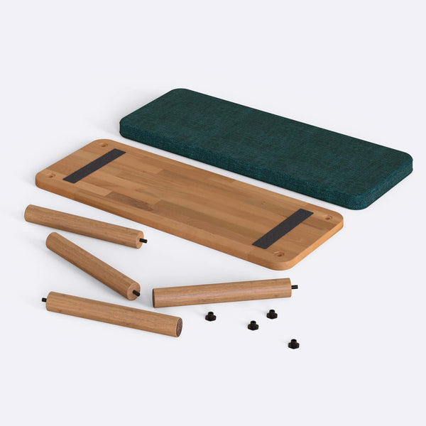 Dorrin Bench 100 x 38 cm, petrol keten döşeme, masif kayın gövde, beyaz zeminde önden stüdyo çekimi