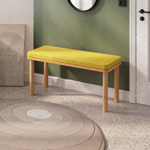 Dorrin Bench 100 x 38 cm, sarı keten döşeme, masif kayın gövde, ev ortamında kullanım görünümü