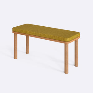 Dorrin Bench 100 x 38 cm, sarı keten döşeme, masif kayın gövde, beyaz zeminde üç çeyrek açıdan çekim