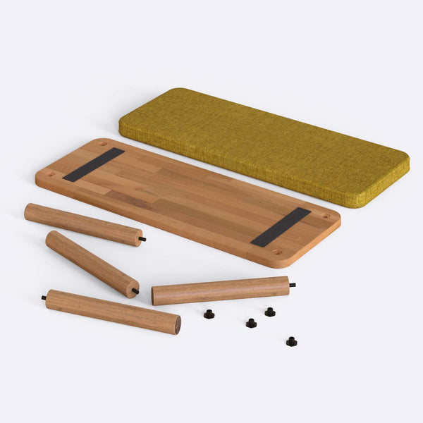 Dorrin Bench 100 x 38 cm, sarı keten döşeme, masif kayın gövde, beyaz zeminde önden stüdyo çekimi