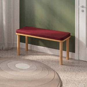 Dorrin Bench 100 x 38 cm, bordo keten döşeme, masif kayın gövde, ev ortamında kullanım görünümü
