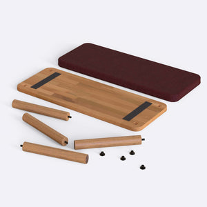 Dorrin Bench 100 x 38 cm, bordo keten döşeme, masif kayın gövde, beyaz zeminde önden stüdyo çekimi