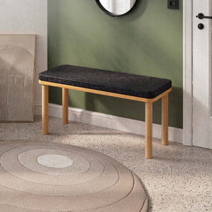 Dorrin Bench 100 x 38 cm, siyah keten döşeme, masif kayın gövde, ev ortamında kullanım görünümü