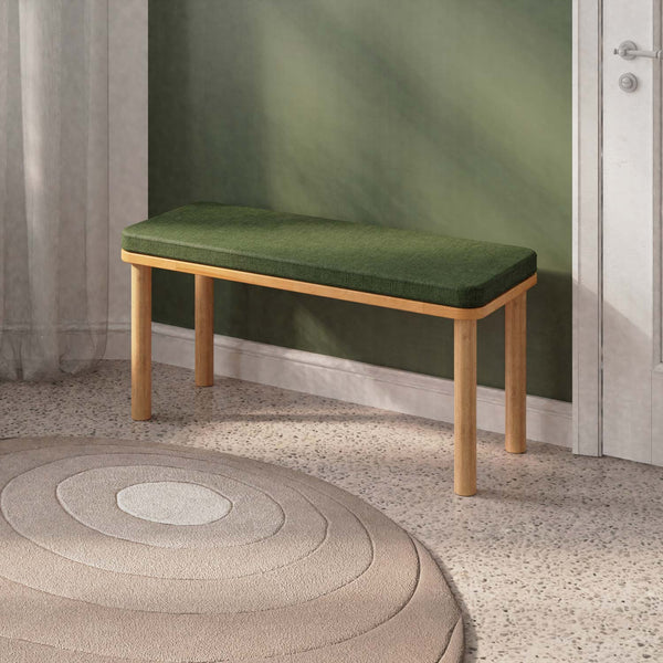 Dorrin Bench 100 x 38 cm, yeşil keten döşeme, masif kayın gövde, ev ortamında kullanım görünümü