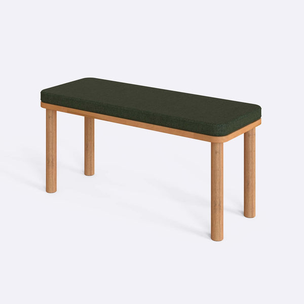 Dorrin Bench 100 x 38 cm, yeşil keten döşeme, masif kayın gövde, beyaz zeminde üç çeyrek açıdan çekim