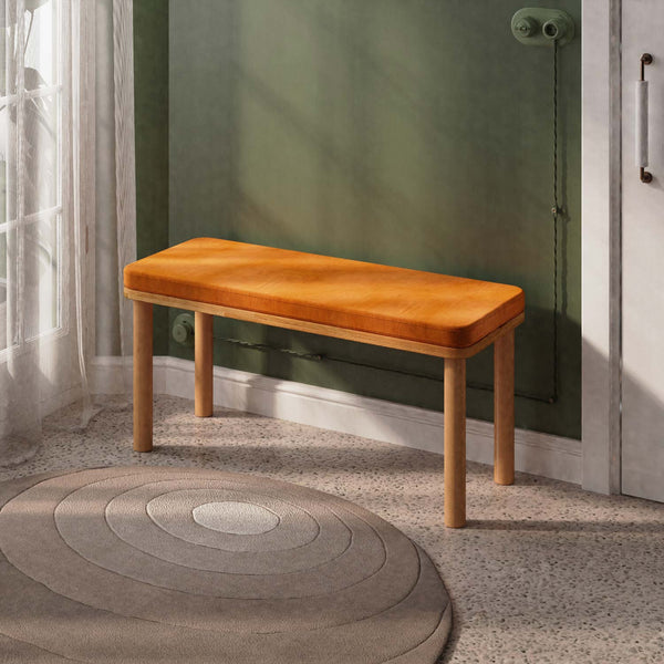Dorrin Bench 100 x 38 cm, badem kadife döşeme, masif kayın gövde, ev ortamında kullanım görünümü