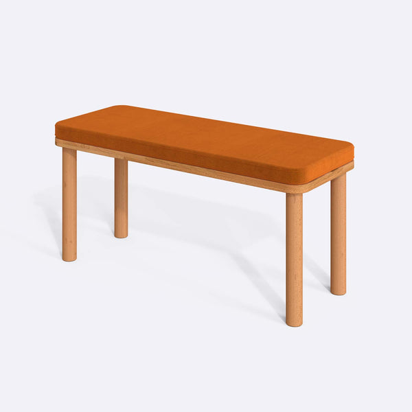 Dorrin Bench 100 x 38 cm, badem kadife döşeme, masif kayın gövde, beyaz zeminde üç çeyrek açıdan çekim