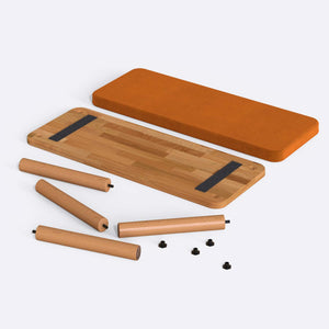 Dorrin Bench 100 x 38 cm, badem kadife döşeme, masif kayın gövde, beyaz zeminde önden stüdyo çekimi