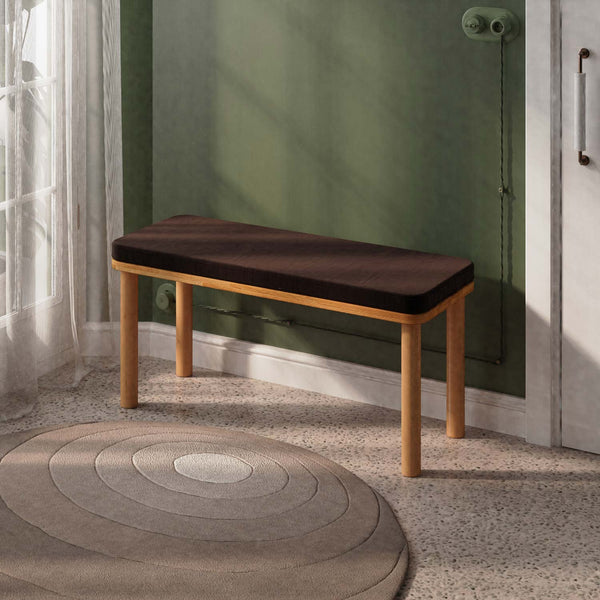 Dorrin Bench 100 x 38 cm, kahve kadife döşeme, masif kayın gövde, ev ortamında kullanım görünümü