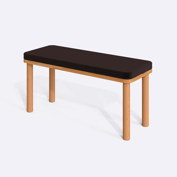 Dorrin Bench 100 x 38 cm, kahve kadife döşeme, masif kayın gövde, beyaz zeminde üç çeyrek açıdan çekim