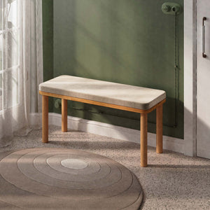 Dorrin Bench 100 x 38 cm, kum kadife döşeme, masif kayın gövde, ev ortamında kullanım görünümü
