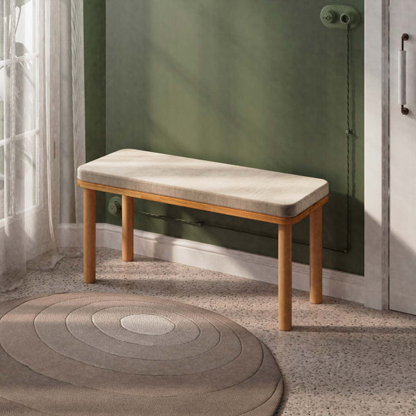 Dorrin Bench 100 x 38 cm, kum kadife döşeme, masif kayın gövde, ev ortamında kullanım görünümü