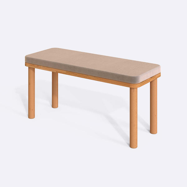 Dorrin Bench 100 x 38 cm, kum kadife döşeme, masif kayın gövde, beyaz zeminde üç çeyrek açıdan çekim
