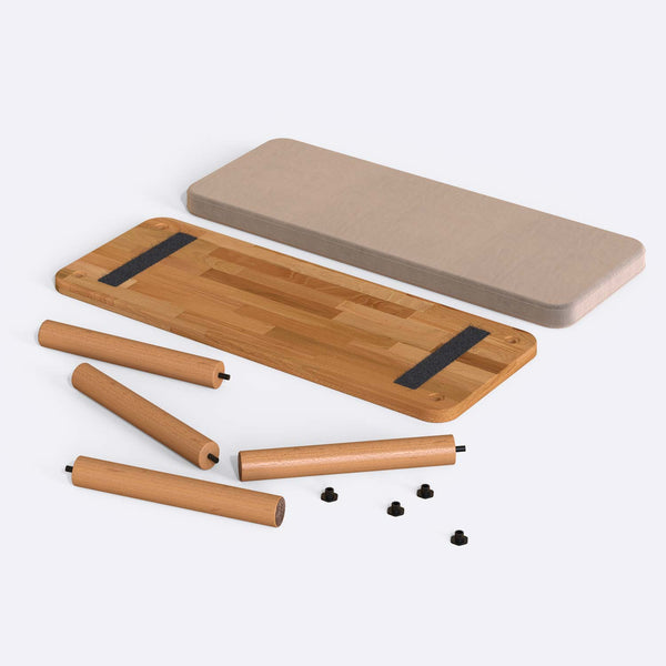 Dorrin Bench 100 x 38 cm, kum kadife döşeme, masif kayın gövde, beyaz zeminde önden stüdyo çekimi