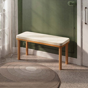 Dorrin Bench 100 x 38 cm, ekru kadife döşeme, masif kayın gövde, ev ortamında kullanım görünümü