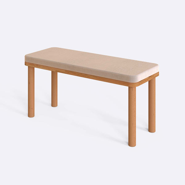 Dorrin Bench 100 x 38 cm, ekru kadife döşeme, masif kayın gövde, beyaz zeminde üç çeyrek açıdan çekim