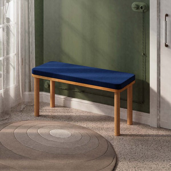 Dorrin Bench 100 x 38 cm, lacivert kadife döşeme, masif kayın gövde, ev ortamında kullanım görünümü