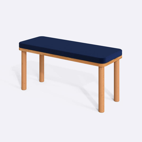 Dorrin Bench 100 x 38 cm, lacivert kadife döşeme, masif kayın gövde, beyaz zeminde üç çeyrek açıdan çekim