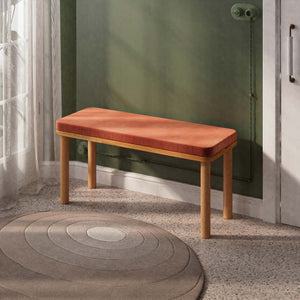 Dorrin Bench 100 x 38 cm, somon kadife döşeme, masif kayın gövde, ev ortamında kullanım görünümü