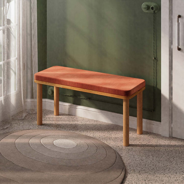 Dorrin Bench 100 x 38 cm, somon kadife döşeme, masif kayın gövde, ev ortamında kullanım görünümü