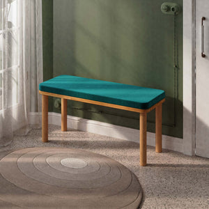 Dorrin Bench 100 x 38 cm, petrol kadife döşeme, masif kayın gövde, ev ortamında kullanım görünümü