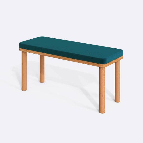 Dorrin Bench 100 x 38 cm, petrol kadife döşeme, masif kayın gövde, beyaz zeminde üç çeyrek açıdan çekim