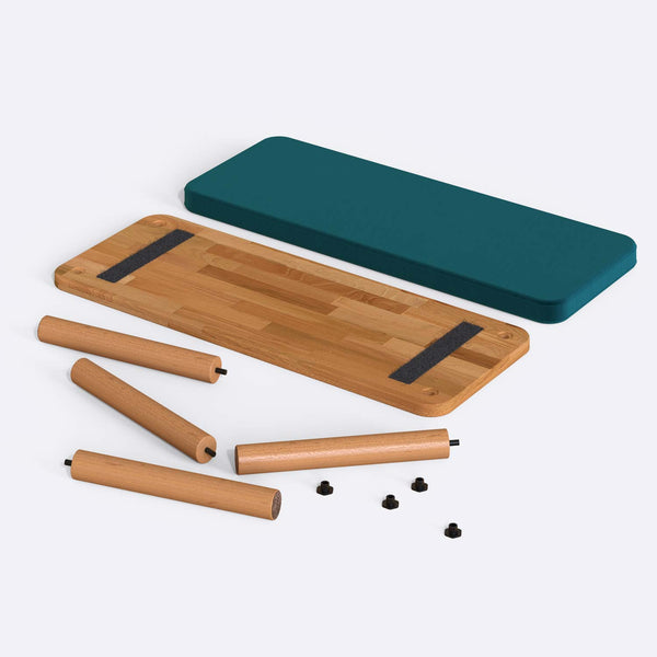 Dorrin Bench 100 x 38 cm, petrol kadife döşeme, masif kayın gövde, beyaz zeminde önden stüdyo çekimi