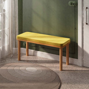Dorrin Bench 100 x 38 cm, sarı kadife döşeme, masif kayın gövde, ev ortamında kullanım görünümü