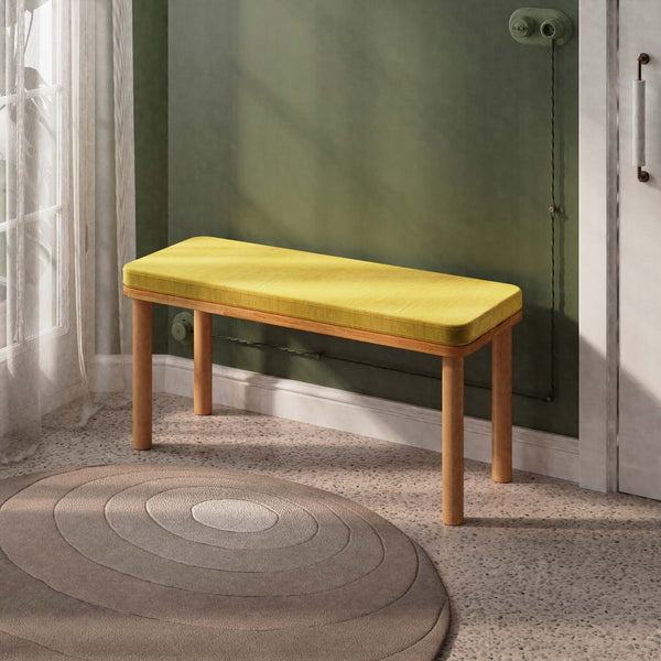 Dorrin Bench 100 x 38 cm, sarı kadife döşeme, masif kayın gövde, ev ortamında kullanım görünümü