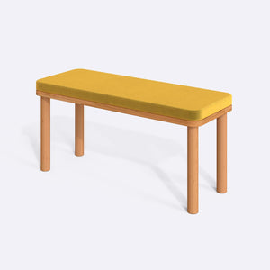 Dorrin Bench 100 x 38 cm, sarı kadife döşeme, masif kayın gövde, beyaz zeminde üç çeyrek açıdan çekim