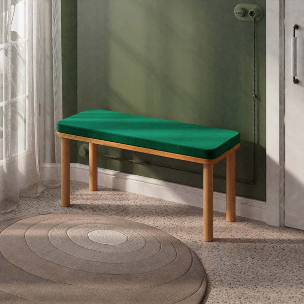 Dorrin Bench 100 x 38 cm, zümrüt kadife döşeme, masif kayın gövde, ev ortamında kullanım görünümü