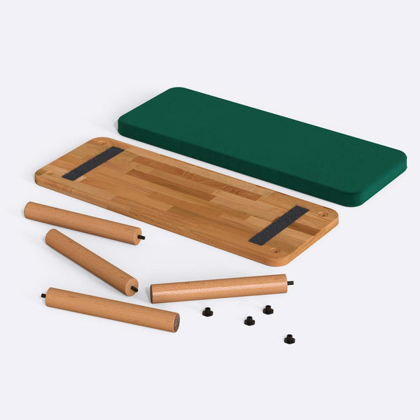 Dorrin Bench 100 x 38 cm, zümrüt kadife döşeme, masif kayın gövde, beyaz zeminde önden stüdyo çekimi