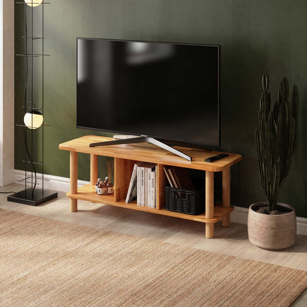 Vall TV Ünitesi 120 x 38 cm, %100 masif kayın, doğal ahşap dokusu, döşenmiş oda ortamında kullanım görünümü