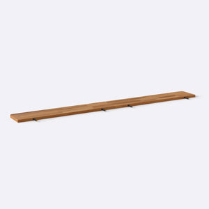 Sır Raf 200 x 22 cm, %100 masif kayın, doğal ahşap dokusu, düz beyaz zeminde önden çekim