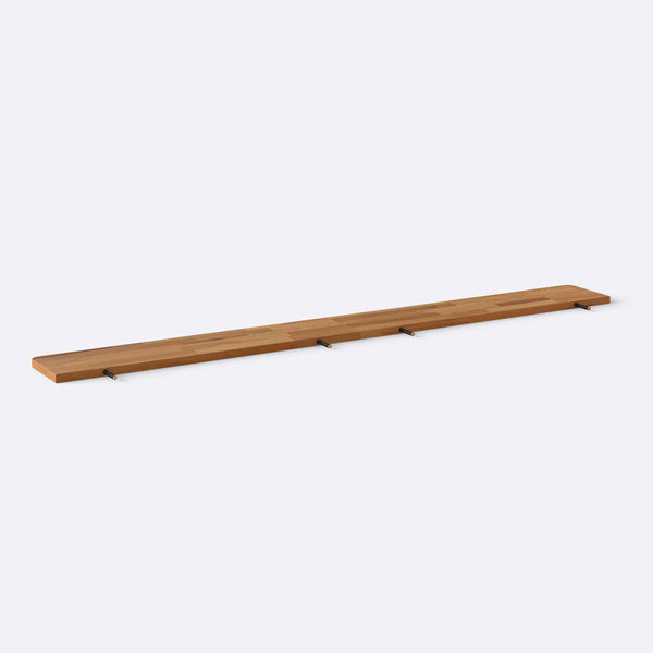 Sır Raf 200 x 22 cm, %100 masif kayın, doğal ahşap dokusu, düz beyaz zeminde önden çekim