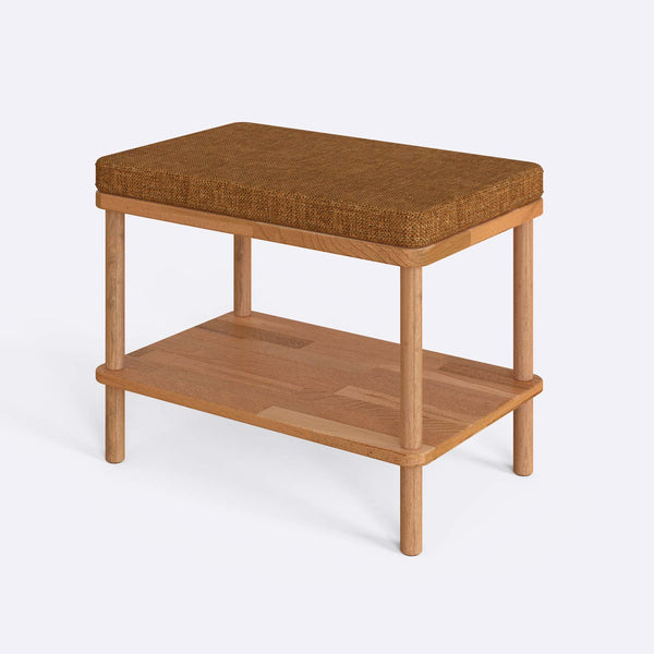 Waljan Bench 60 x 38 cm, badem keten döşeme, masif kayın gövde, beyaz zeminde üç çeyrek açıdan çekim